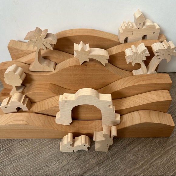 Wooden Nativity Set Handmade Switzerland - Picture 2 of 3